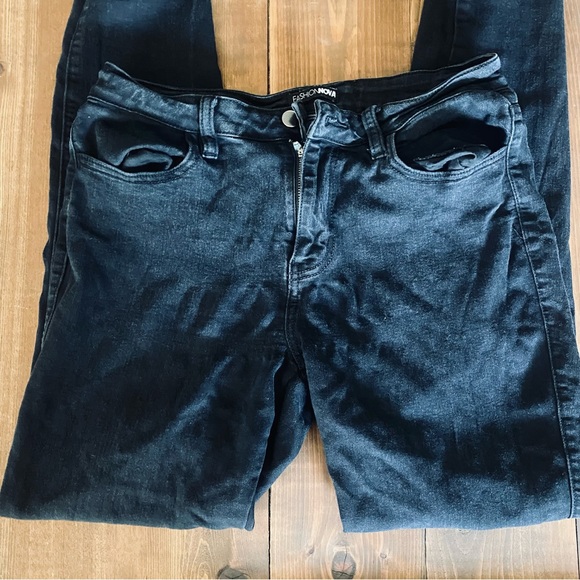 Fashion Nova black skinny jeans - Picture 2 of 5